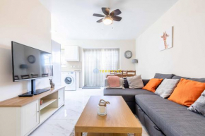 2 BED Modern apartment. Close to station & PARKING, Slough